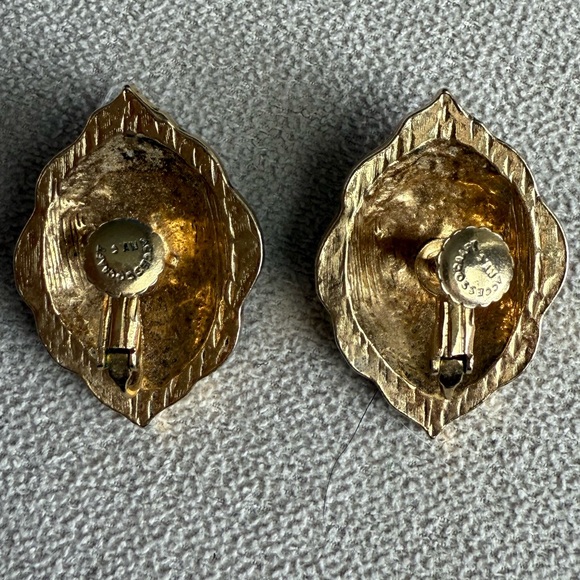 Vintage 80’s Accessocraft Gold Tone Clip-On Earrings – Ornate Shield Design - Picture 2 of 8